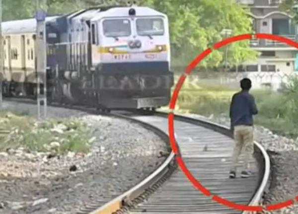 سائق قطار يُؤدب رجلا يسير على سكة الحديد بشكل استفزازي(فيديو)