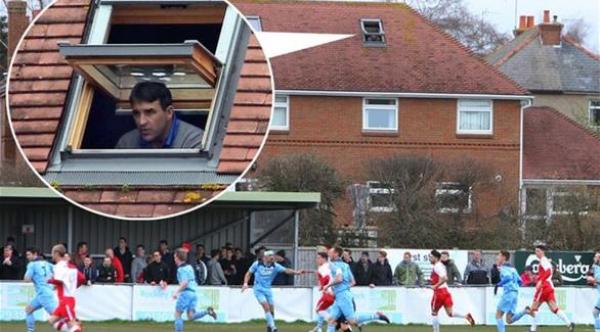 مدرب كرة قدم يتابع مبارة فريقه من سطح منزل