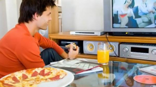 الأطباء ينصحون بعدم الجمع بين تناول الطعام ومشاهدة برامج التلفزيون