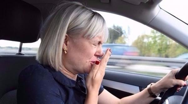 العطس يعرض مرضى الحساسية للخطر أثناء القيادة