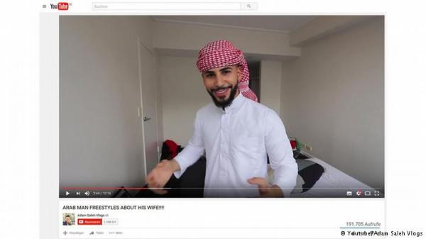 تحدث مع والدته بالعربية فطرد من الطائرة