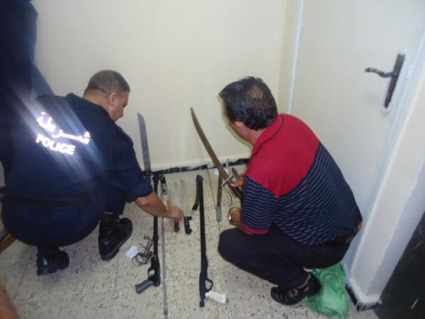 عصابة مدججة بالسيوف وعصا كهربائية تسرق شابا وتلوذ بالفرار على متن سيارة "داسيا"