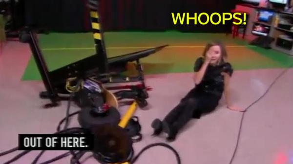 بالفيديو: إصابة مذيعة بعد سقوطها عن دراجة أثناء البث