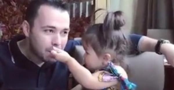 بالفيديو.. طفلة تشعل "فيس بوك" بطريقة تعاملها مع والدها