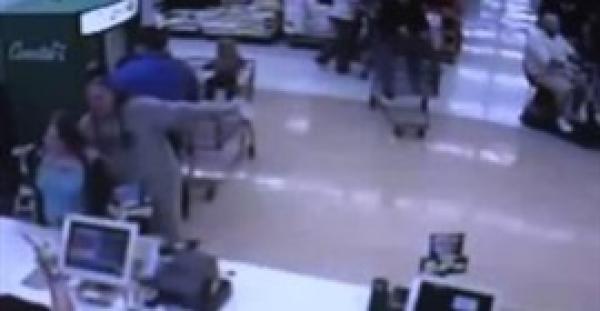 بالفيديو.. أمريكية تسحل أخرى حاولت تجاوزها في الطابور