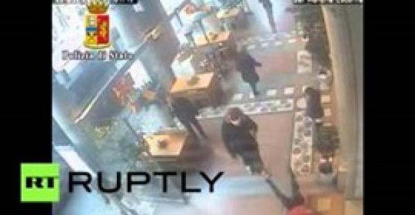 بالفيديو.. رجل يسقط فتاة أرضا بلكمة في وجهها