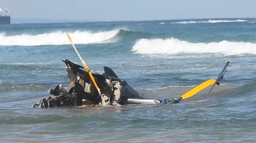 لحظة نجاة ركاب طائرة مروحية بعد سقوطها في البحر... فيديو