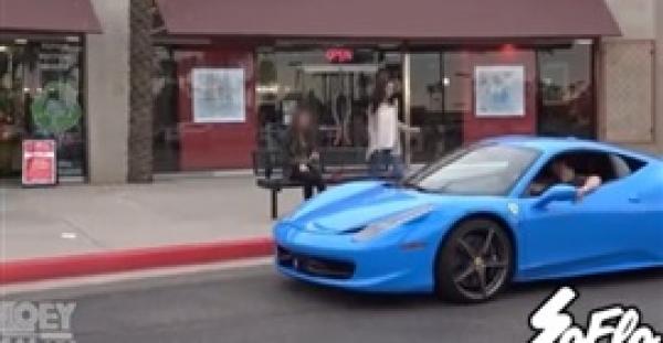 بالفيديو.. «تجربة اجتماعية» رد فعل المارة مع حقيبة فتاة نسيتها في الشارع