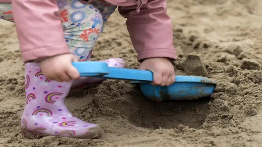 دراسة حديثة :دعوا أطفالكم يلعبون بالتراب!