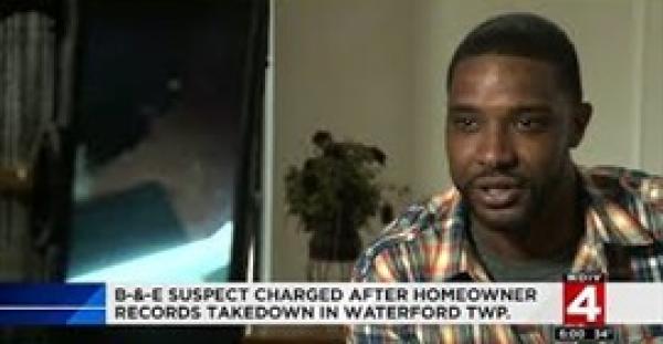 أب يبث لحظة القبض على لص داخل منزله على فيس بوك (فيديو)