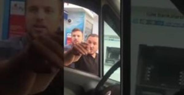 بالفيديو.. لحظة هجوم شاب تركي على مواطن سعودي وعائلته