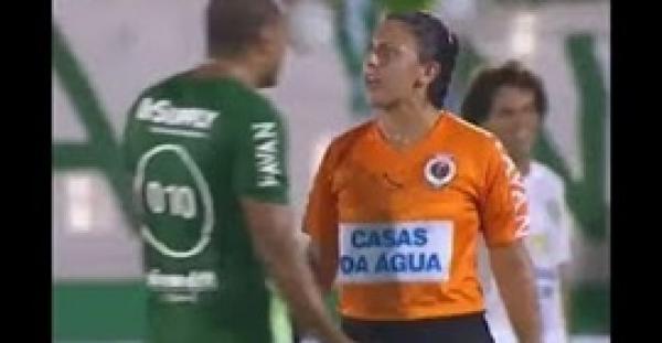 حركة من لاعب عالمي مع حكمة الراية تضعه في موقف محرج (فيديو)