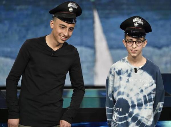 الدرك الإيطالي يكرم الطفل المغربي آدم الحمامي بعد إنقاذه 51 تلميذا من الموت (فيديو)