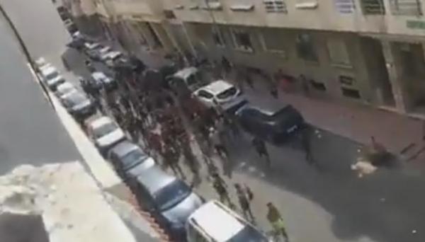 بالفيديو: مراهقون شبه عراة يجوبون شوارع كازا و يرددون: الله إيجيب شي ضحية