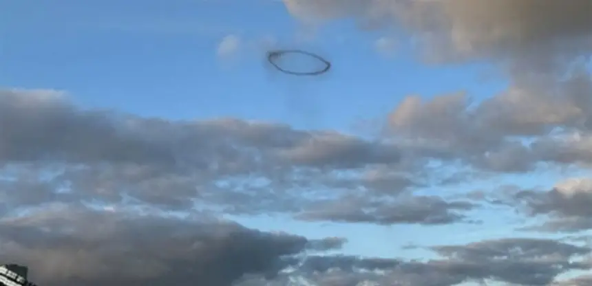 بالفيديو..دائرة سوداء غامضة تظهر فجأة في سماء أمريكا.