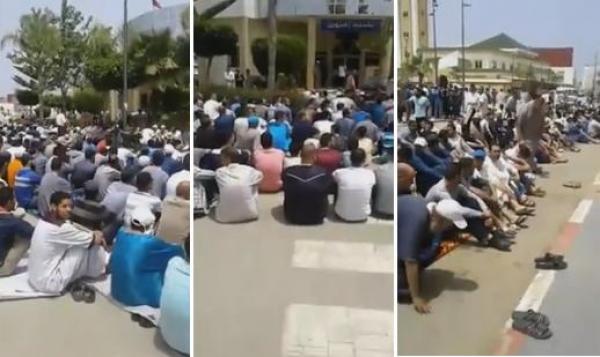 سابقة .. مواطنون بالريف يقاطعون المساجد ويؤدون صلاة الجمعة في الشوارع  (فيديو)