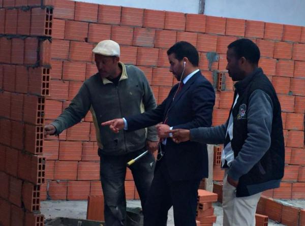 نايضة في الصخيرات : بعد 30 سنة من الانتظار .. رئيس المجلس " بغى يقسم المدينة على 2 " ( الفيديو )