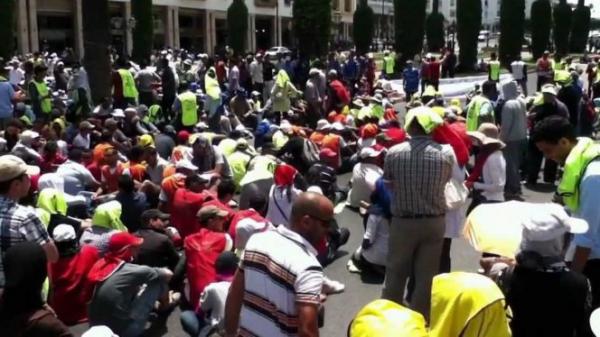 المعطلون المستفيدون من البرنامج الحكومي للتكوين يطالبون بالتوظيف المباشر ، وهذا هو رد بنكيران