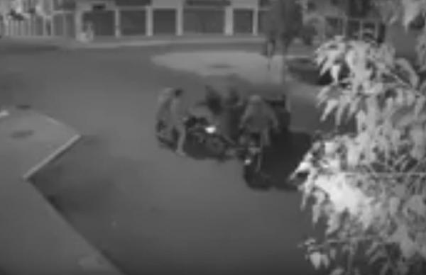 فيديو صادم...عصابة على متن تريبورتور تستعمل حيلة ذكية وتعترض سبيل رجل وزوجته تحت تهديد السيوف