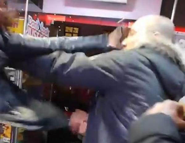 بالفيديو: عراك عنيف بين رجل وامرأتين داخل مطعم