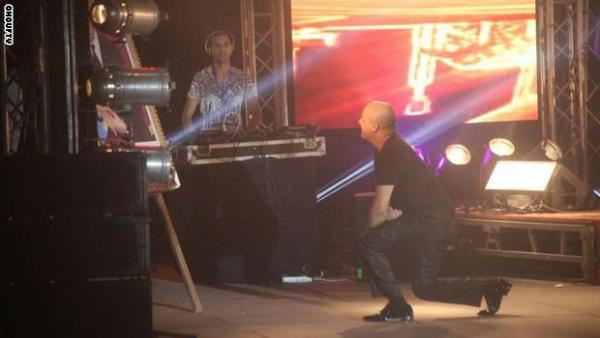 انحناء الشاب فضيل امام صورة الملك محمد السادس يثير ضجة كبرى في الصحافة الجزائرية