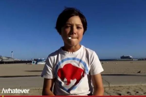 بالفيديو: طفل يحمل سيجارة ويطلب ولاعة من المدخنين