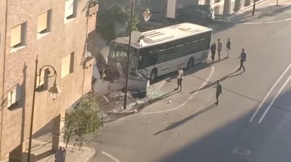 حافلة ترتطم بمحول كهربائي وتتسبب في احتراقه بتطوان