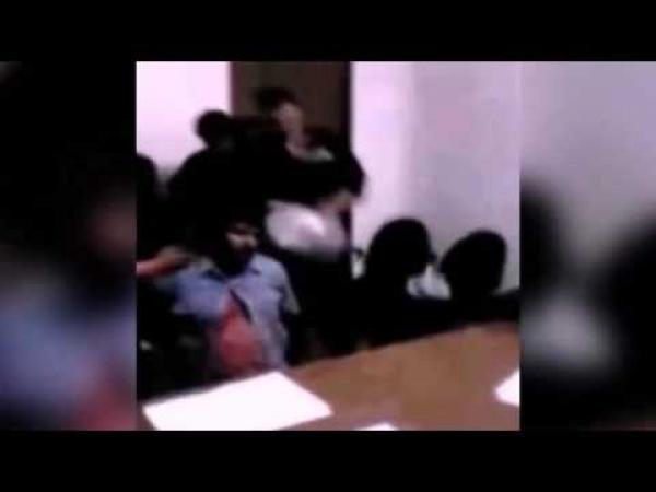 بالفيديو: محققون يخنقون متهماً بكيس من البلاستيك