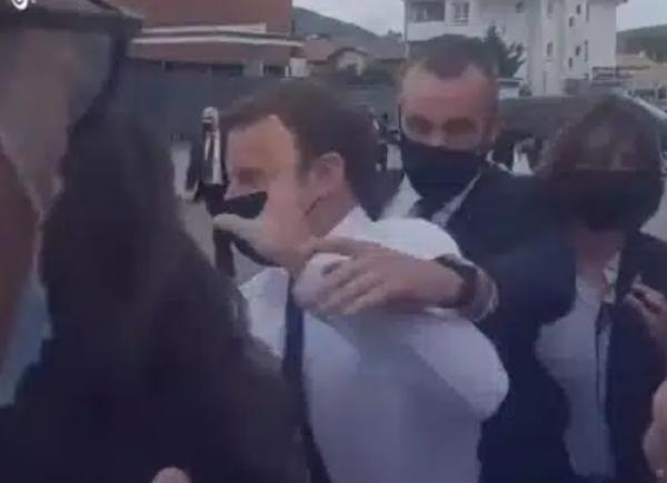 "ماكرون" يتعرض لصفعة قوية على وجهه وسط حراسه(فيديو)