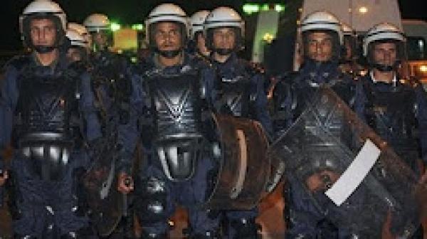 لقطة طريفة.. انتهاء المواجهة في امزورن بين الأمن و المحتجين بروح رياضية و تبادل العناق والتسامح!!