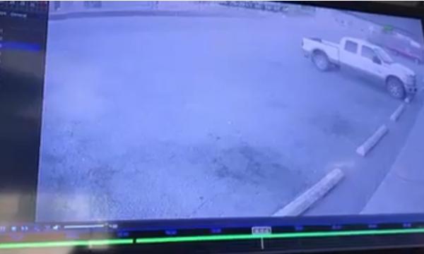 لص يقع في شر أعماله ...تُسرق سيارته وهو يسطو على أحد المتاجر (فيديو)