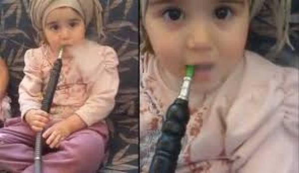 فيديو صادم .. طفلة عربية 4 سنوات تدخن الشيشا وأمها تصور!