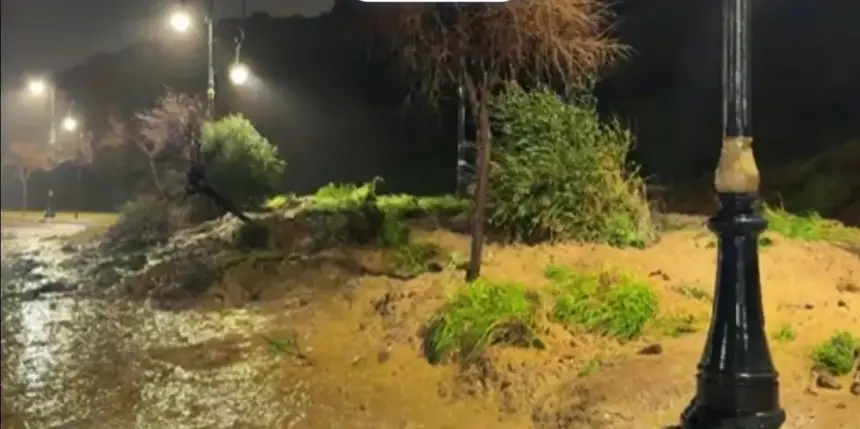 كأنه إنفجار ترابي.. الطين يتقدم ببطىء نحو طريق مرقلة الساحلي بطنجة