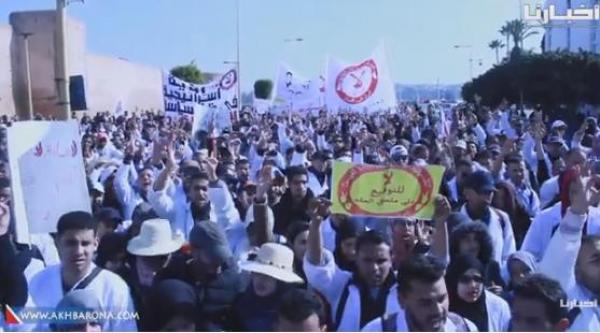 الأساتذة المتعاقدون يرفعون شعارات قوية في مسيرتهم المطالبة بإسقاط التعاقد