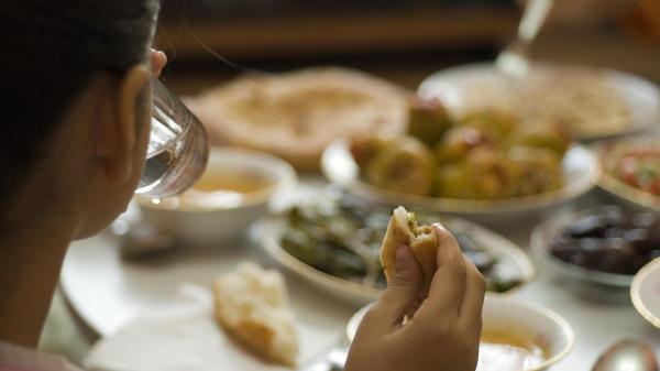 خطوات تهيئة الجسم لصيام شهر رمضان (فيديو)