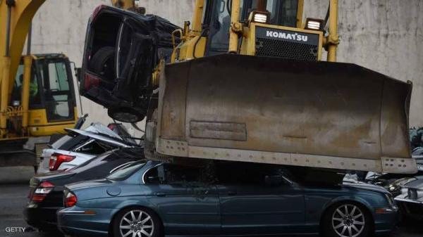 بالفيديو.. رئيس الفلبين يدمر أكثر من 70 سيارة فارهة مهربة