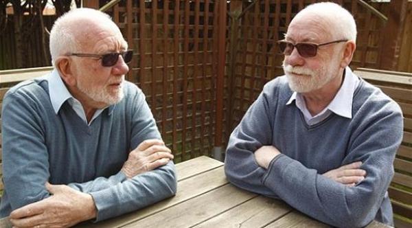 صورة: رجل ينتقل لبلدة جديدة ويكتشف شبيهاً طبق الأصل له