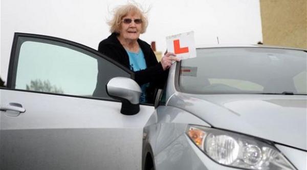 بريطانية تعمل مدربة قيادة في سن 95 عاماً