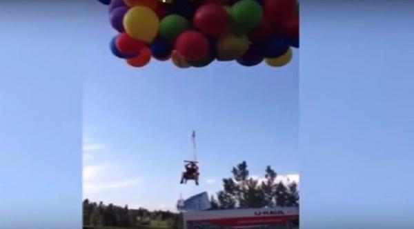بالفيديو: مغامر يحلّق في السماء بعشرات البالونات الملونة