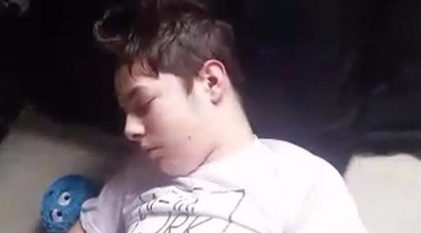 فتى بريطاني يصاب بغيبوبة تدوم 18 ساعة يومياً