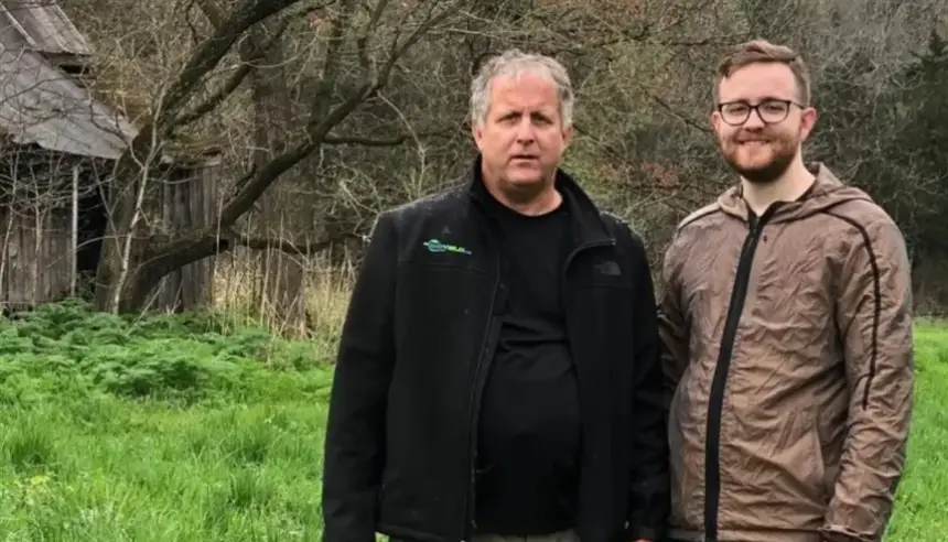 شاب يسلم والده للشرطة بعد العثور على سر مخيف في هاتفه