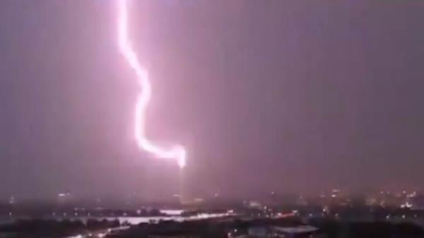 صاعقة تضرب جنديين أمريكيين بالقرب من البيت الأبيض(فيديو)