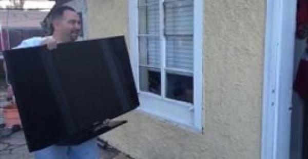 بالفيديو.. مفاجأة رجل لزوجته تتحول لكارثة