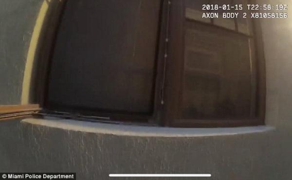 بالفيديو: إنقاذ ثمانينية احتجزت تحت سريرها 6 أيام