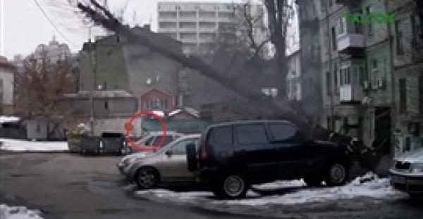 بالفيديو والصور.. لحظة نجاة امرأة من الموت بأعجوبة