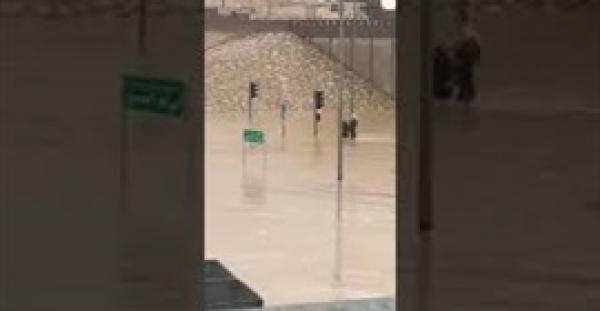 شاب ينقذ عجوزا حجزته السيول داخل سيارته (فيديو)