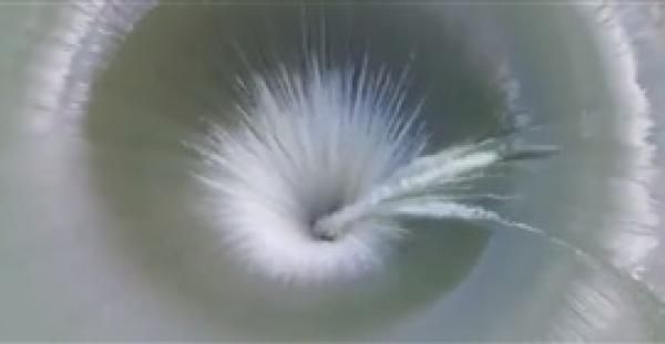 ظهور ثقب عملاق وسط بحيرة أمريكية يثير الحيرة (فيديو)