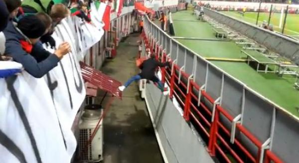 مشجع فريق روسي يتحول إلى بهلوان للتخلص من الأمن