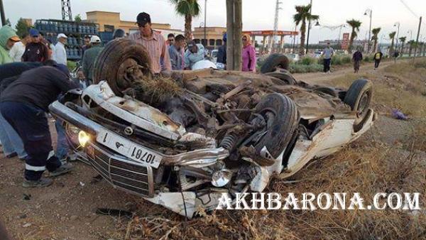 ياربي السلامة...انقلاب سيارة اجرة كبيرة وهذا مصير ركابها
