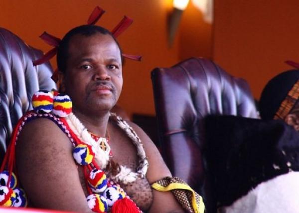 شابة جنوب افريقية ترفض الزواج بملك وتفر الى بريطانيا